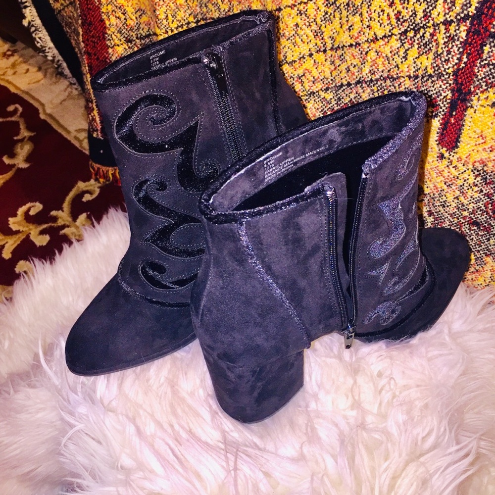 lady's black booties